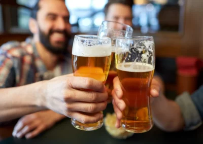 Amis trinquant avec des verres de bière
