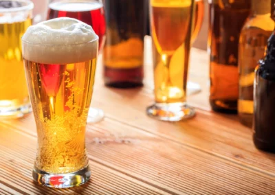 Verres de bière variés sur une table en bois