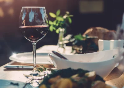 Verres de vin rouge sur une table de restaurant