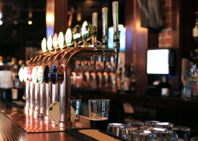 Robinet de bière en cuivre dans un bar