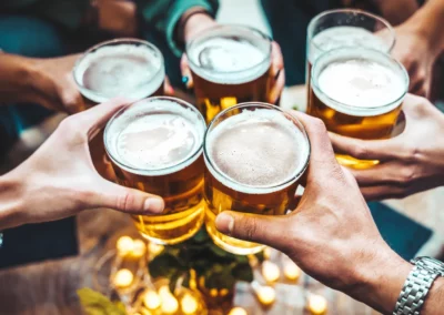 Groupe trinquant avec des verres de bière