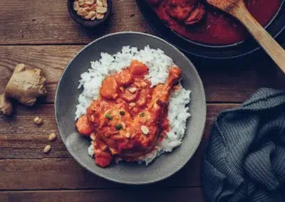 Plat de poulet en sauce avec riz et cacahuètes
